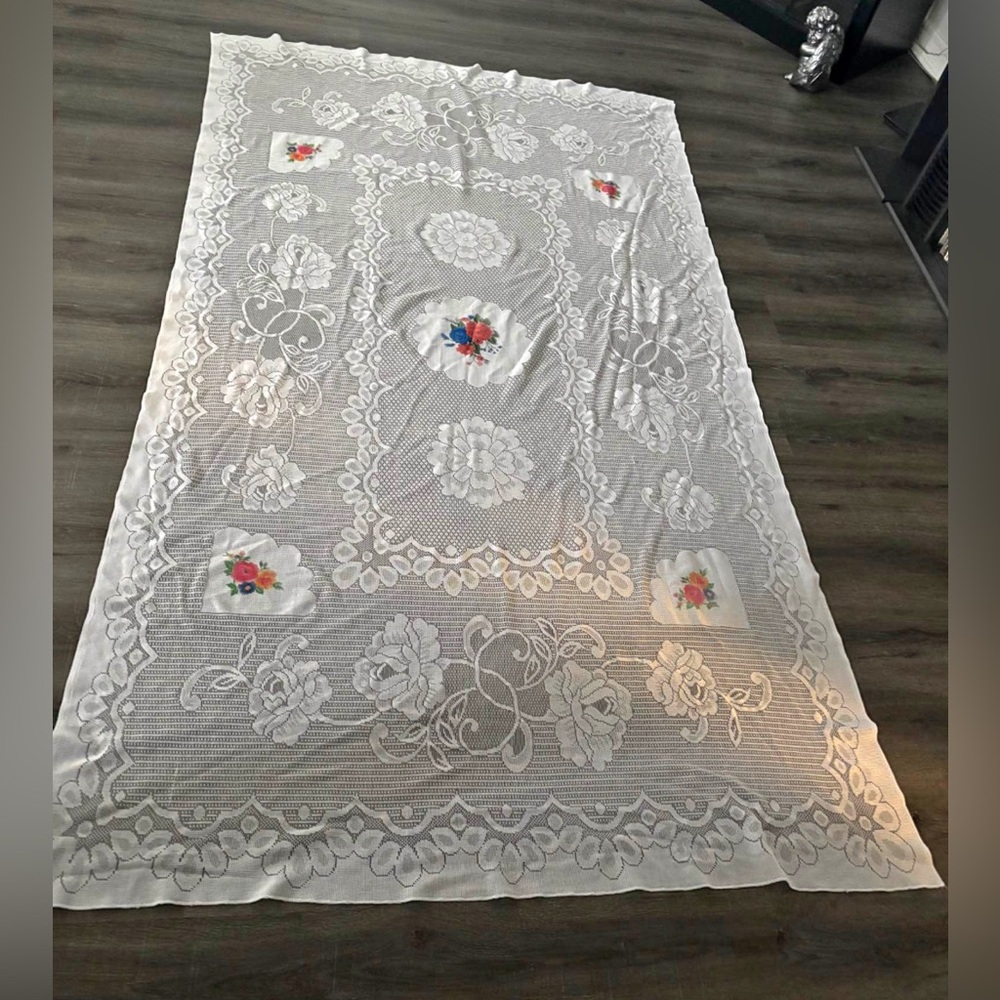 Elegant Floral Lace Tablecloth